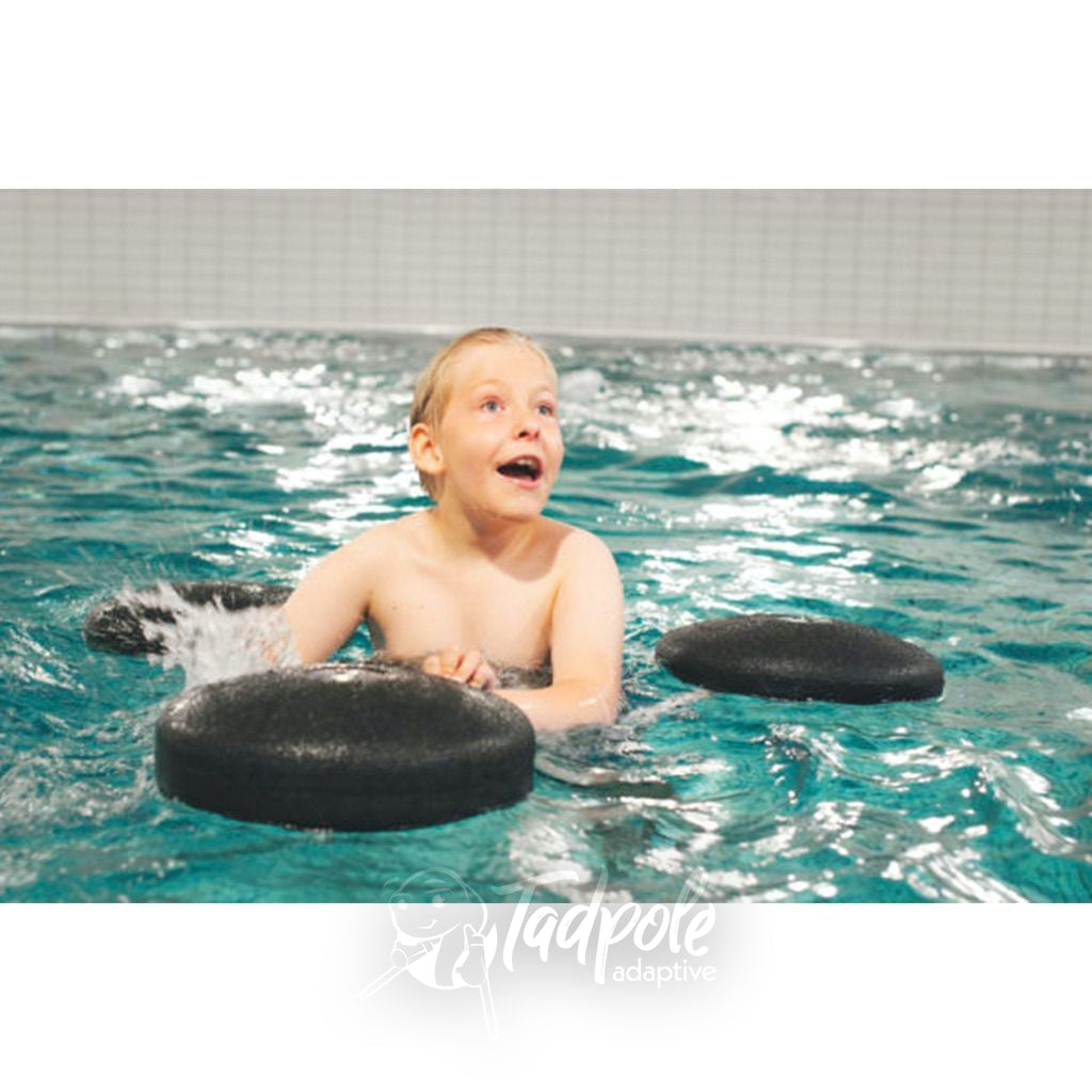 Boy in pool, properly supported with The Pirat Floating Aid by Krabat.