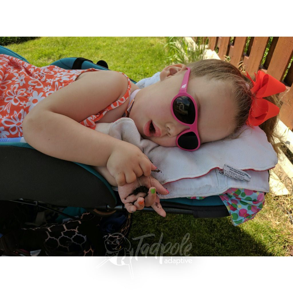 Hoggi Bingo Evolution Little girl fully reclined wearing cute sunglasses.